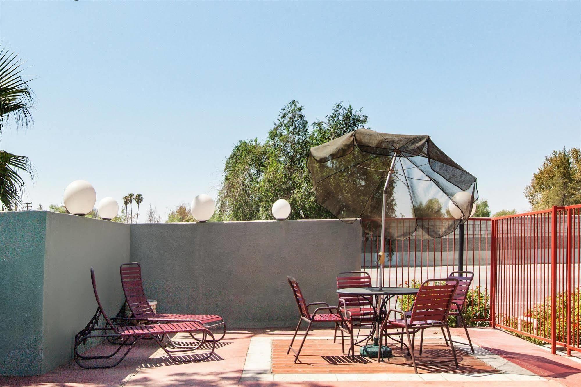 America'S Best Value Inn & Suites Bakersfield Central Exterior photo
